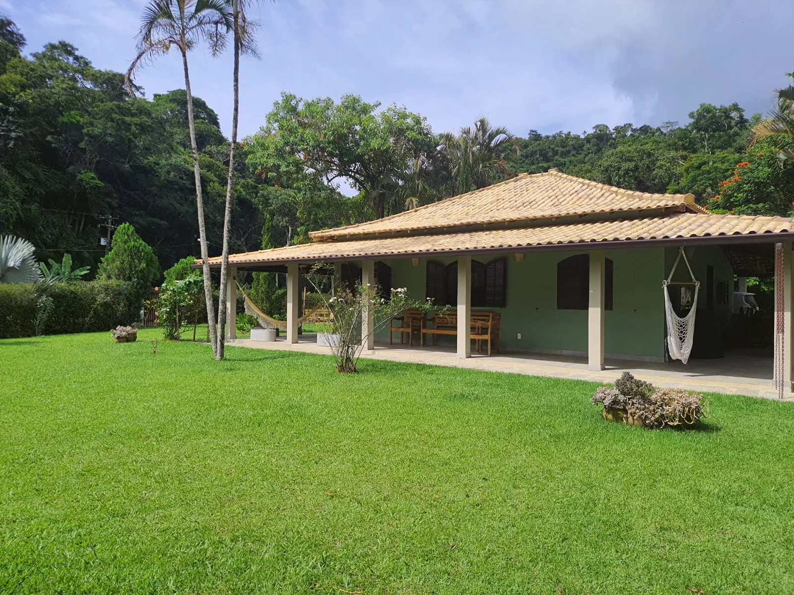 Sítio autossustentável com placas solares, pomar e casa reformada – venda em Areal      3 hectares, água de poço, energia solar, internet fibra e apenas 15 minutos do centro da cidade.