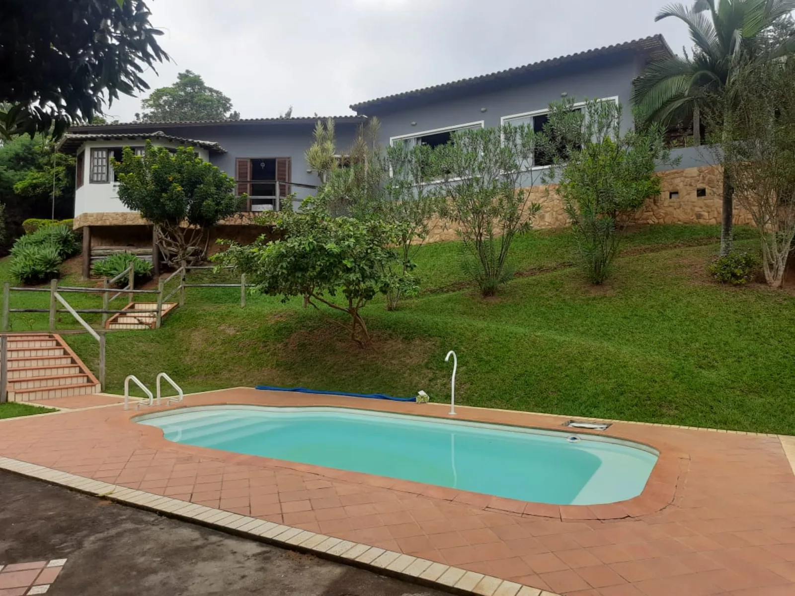 Casa com 2 suítes, piscina e cozinha em conceito aberto – venda no Centro de Areal, RJ