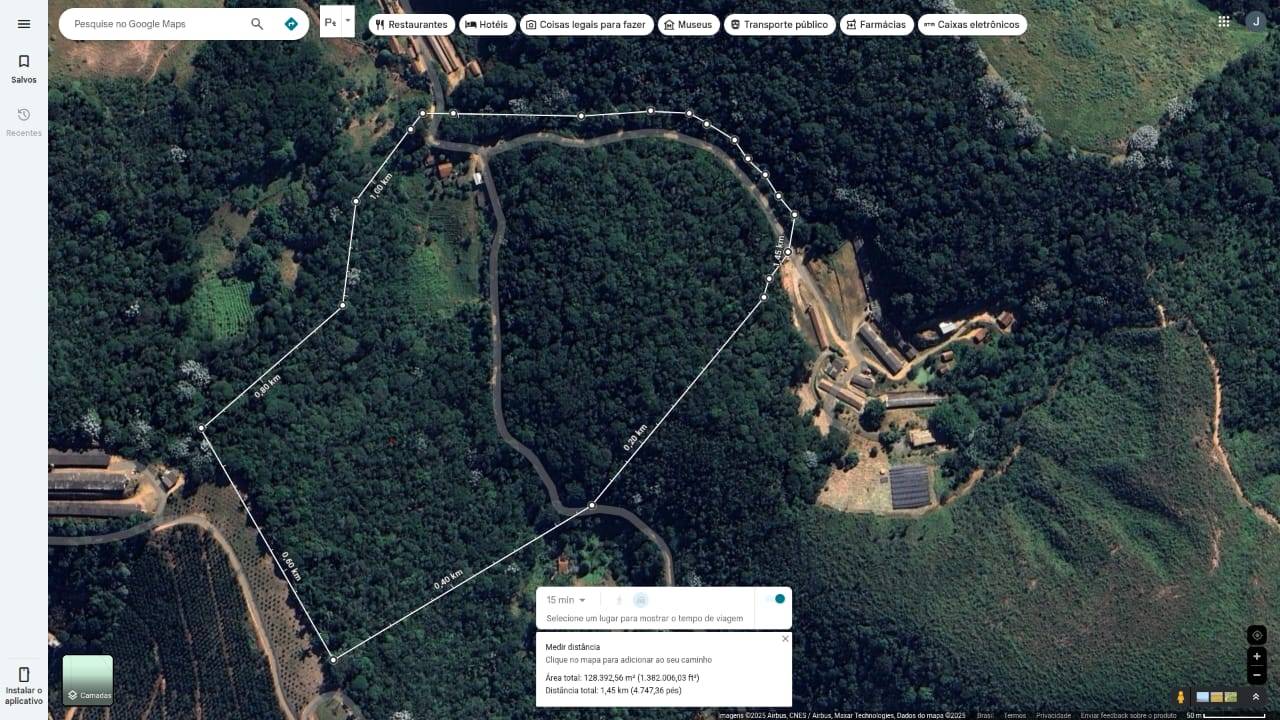Sítio de 14 hectares na serra do RJ: carvalho centenário à entrada, cachoeira, riacho, 7 pés de jabuticaba e potencial para condomínio
