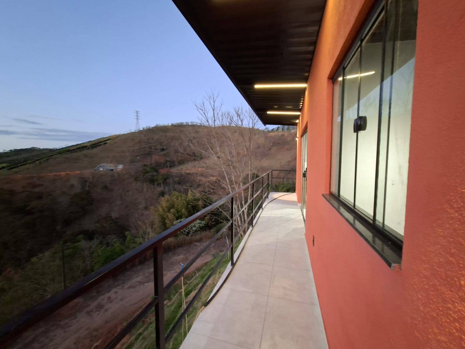 Casa com terreno amplo e potencial de expansão – venda na Estrada Silveira da Motta, Posse, Petrópolis