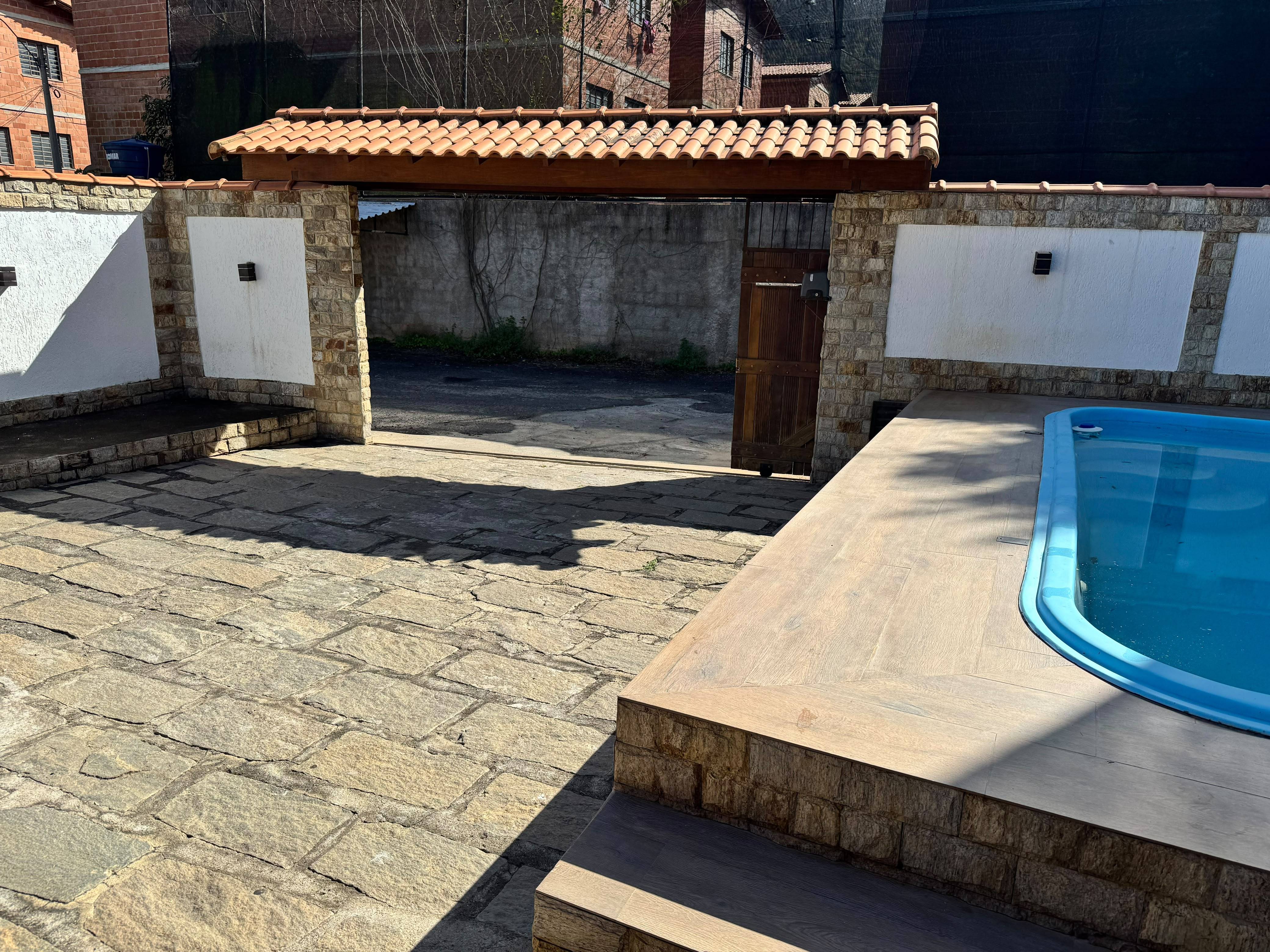 Casa com piscina, sala ampla e piso de primeira qualidade – venda na Posse, Petrópolis