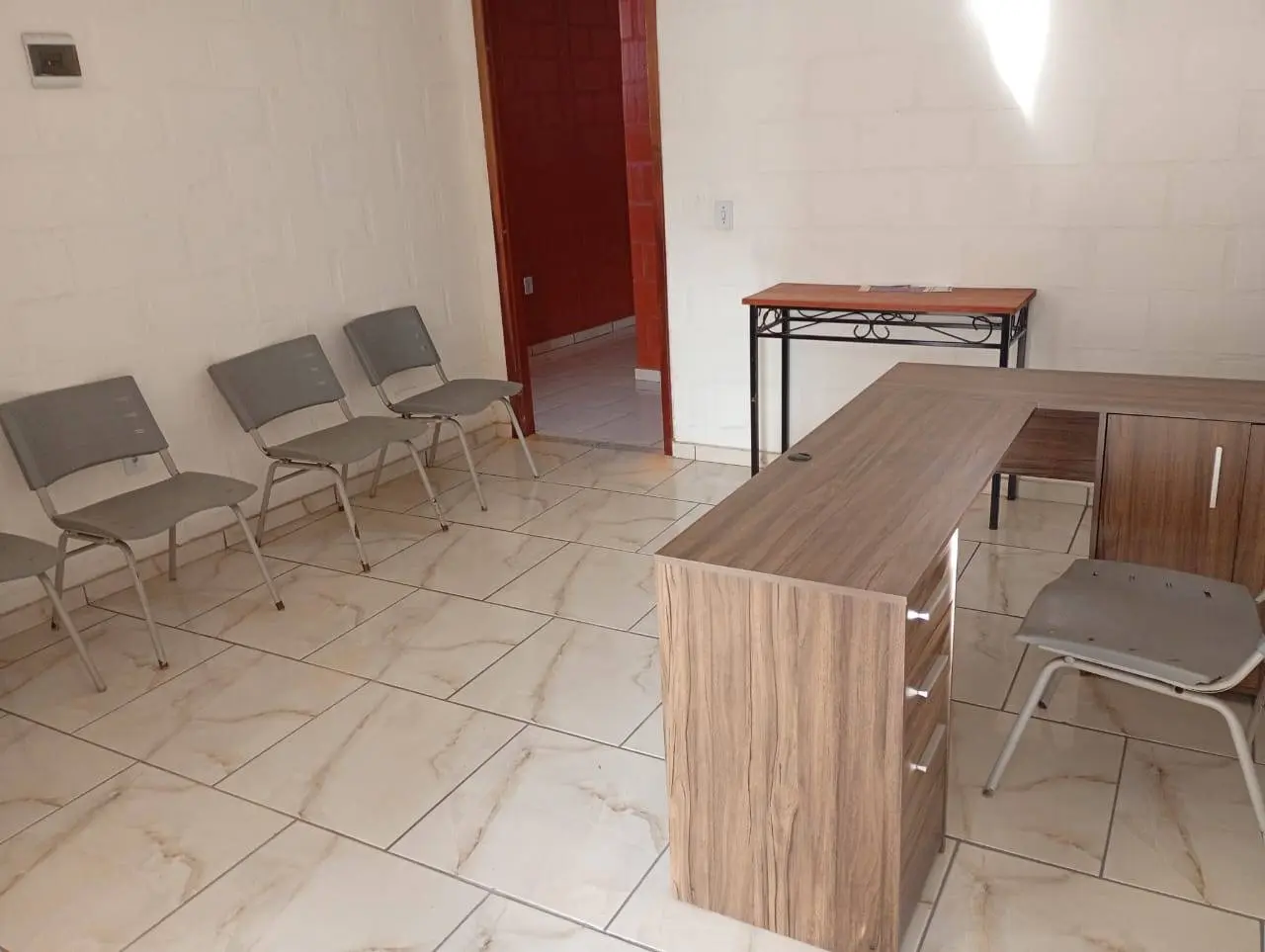 Sala comercial com banheiro e acabamento de qualidade – locação no Centro da Posse, Petrópolis