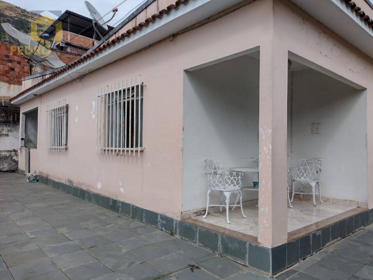 Casa com 2 dormitórios, 74m², quintal e vaga – venda no Portão Vermelho, Três Rios/RJ