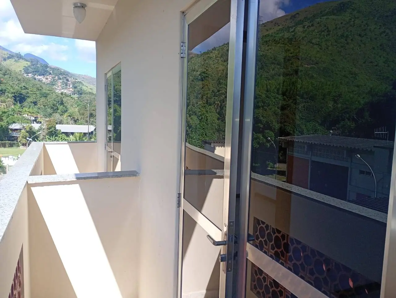 Apartamento para alugar no Centro da Posse, Petrópolis – 2 quartos, varanda, tudo incluso por R$ 1.400