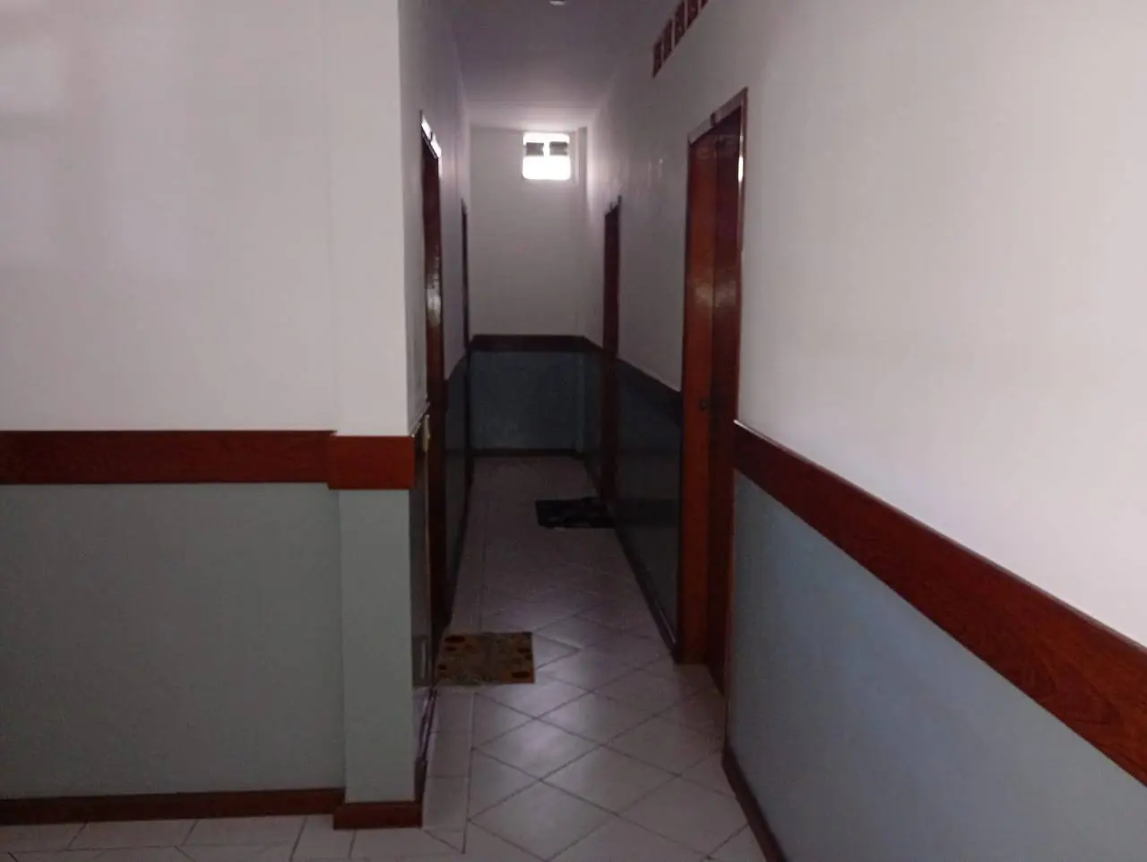 Kitnet muito bem distribuída no Centro da Posse – R$ 900 com tudo incluso (água, IPTU e condomínio já pagos)