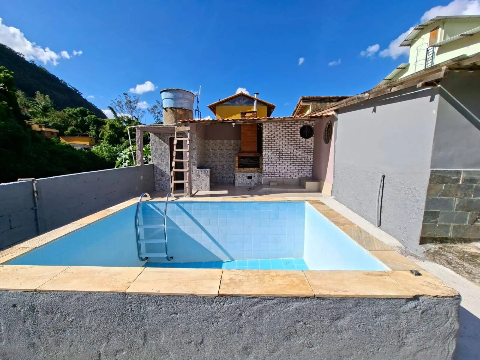 Casa com piscina e churrasqueira no Centro da Posse, Petrópolis – 2 quartos, quintal, garagem e acesso fácil a tudo