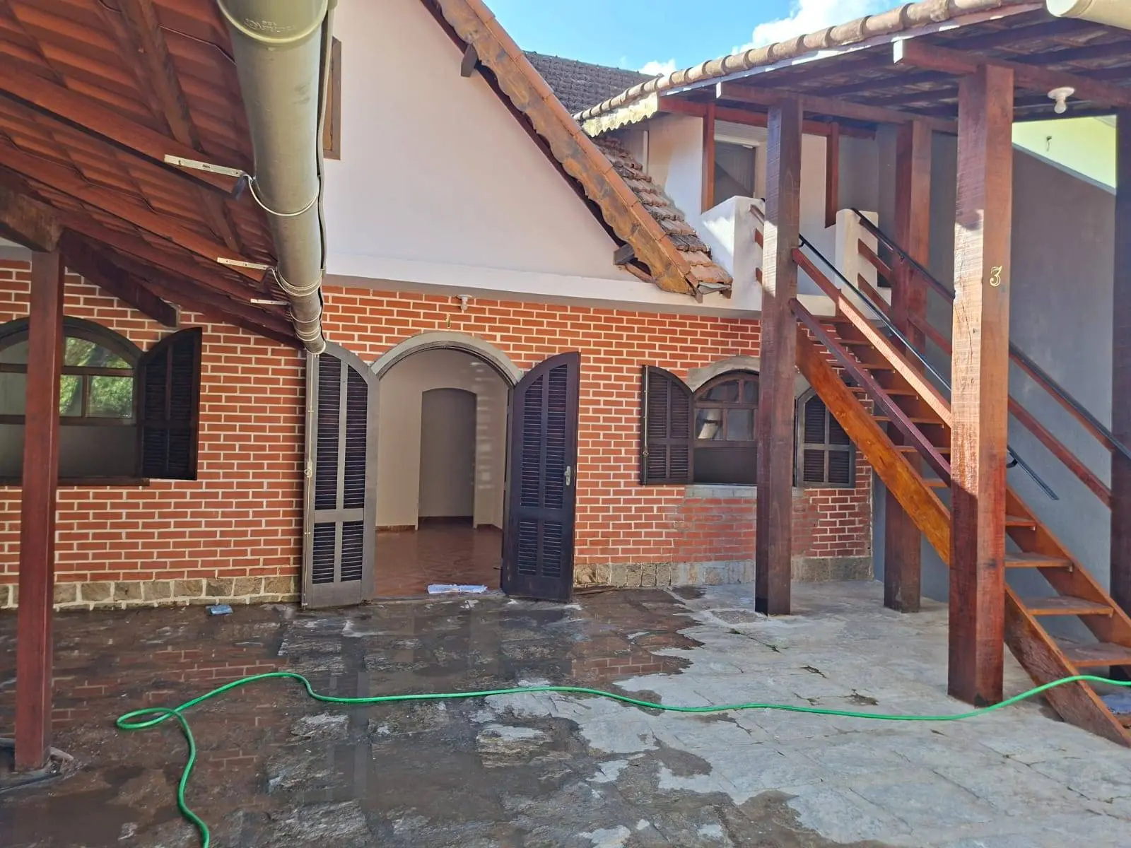 Casa com 3 quartos e garagem no Centro da Posse, Petrópolis – perto de comércio, escolas, ônibus e saúde