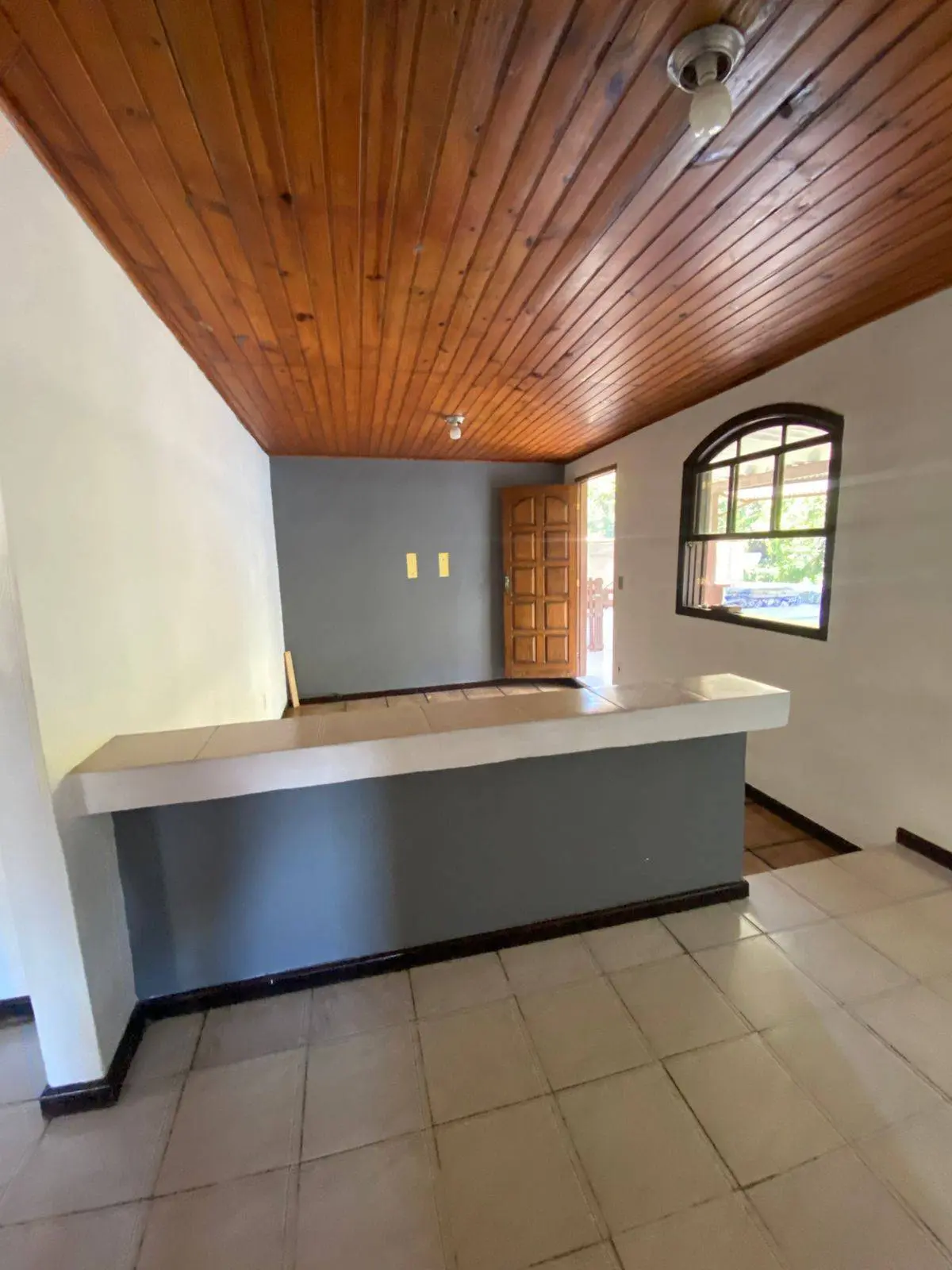 Apartamento para alugar com varanda e cozinha americana – perto de ponto de ônibus e comércios próximo (água e luz à parte, sem IPTU)