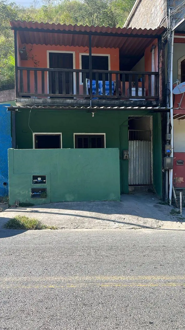 Casa para alugar na Posse, Petrópolis – R$ 600 com 1 quarto, cozinha americana, área e local excelente perto de comércio e ponto de ônibus