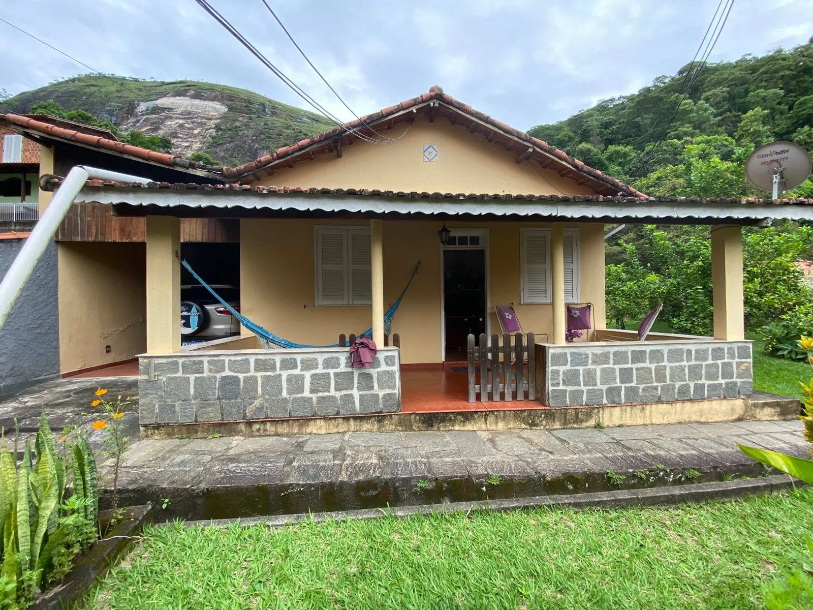 Casa para alugar na Rua Noemia Alves Rattes, Posse, Petrópolis – 3 quartos (1 suíte), jardim, garagem coberta, padaria a 50m, R$ 2.000