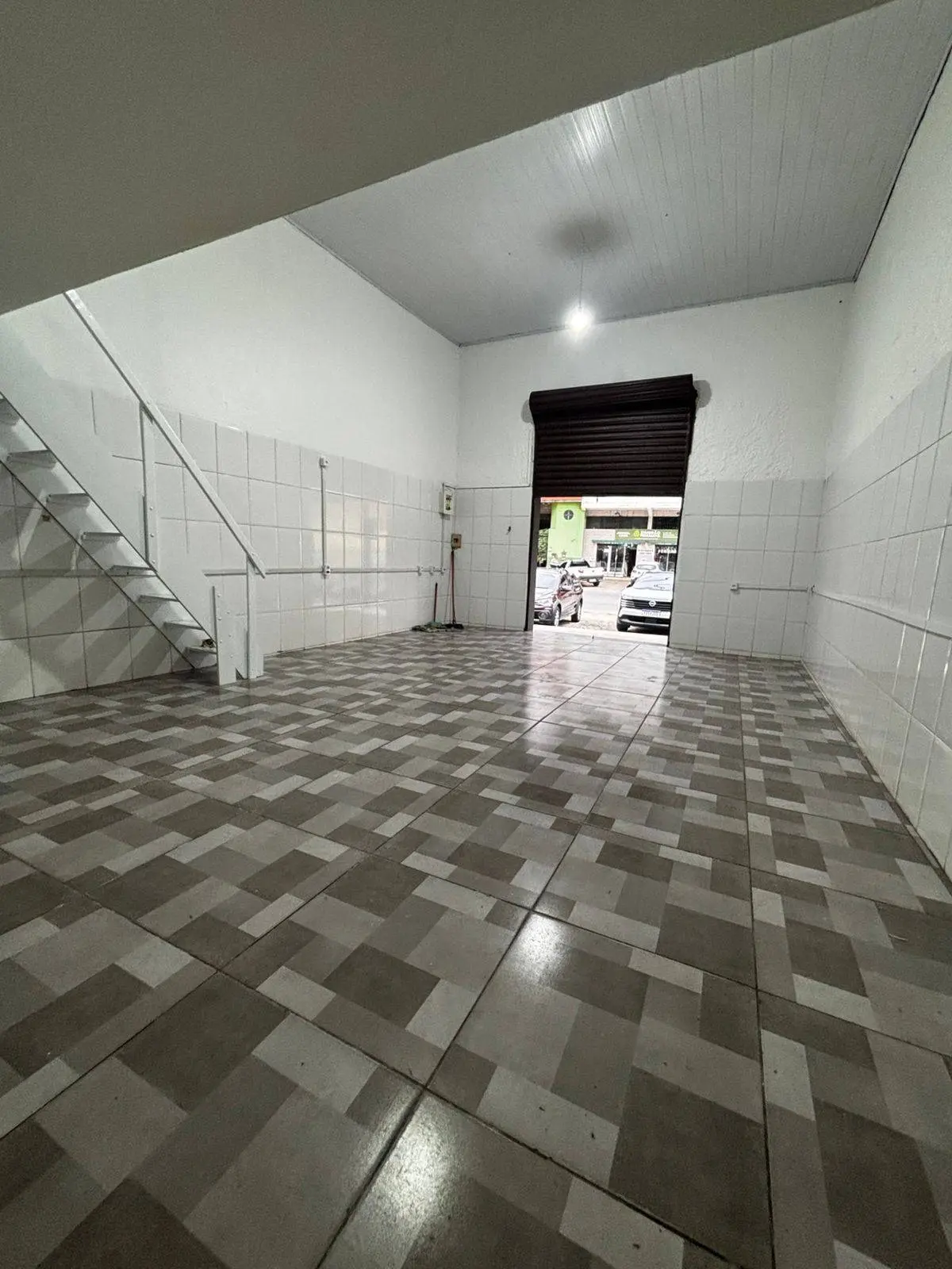 Loja para alugar na Posse, Petrópolis – R$ 2.000 com IPTU incluso | 50m² + mezanino de 20m², cozinha, banheiro, amplo estacionamento, de frente para a União e Indústria, ao lado da Muimat
