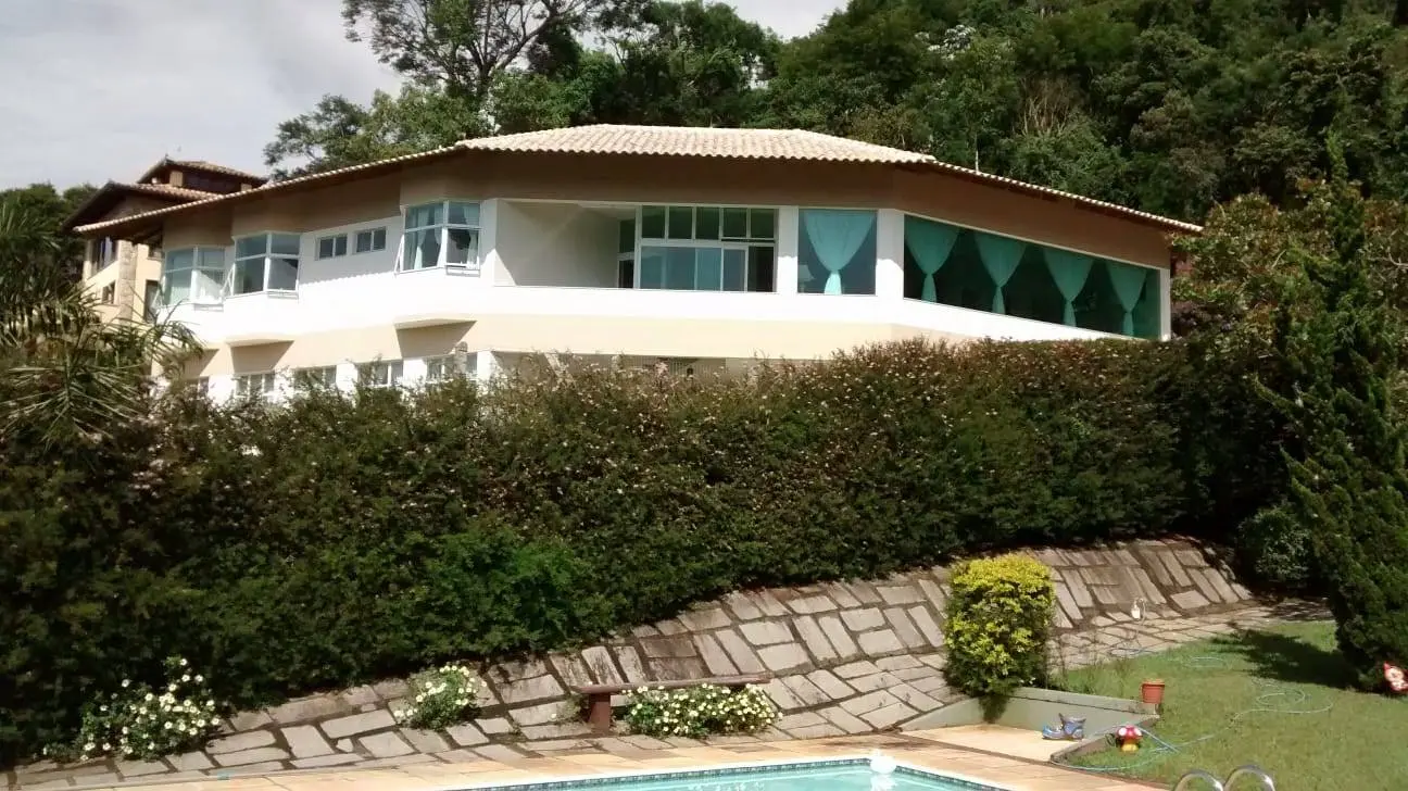 Casa de alto padrão com 3 suítes, piscina e vista panorâmica – venda em Itaipava, Petrópolis