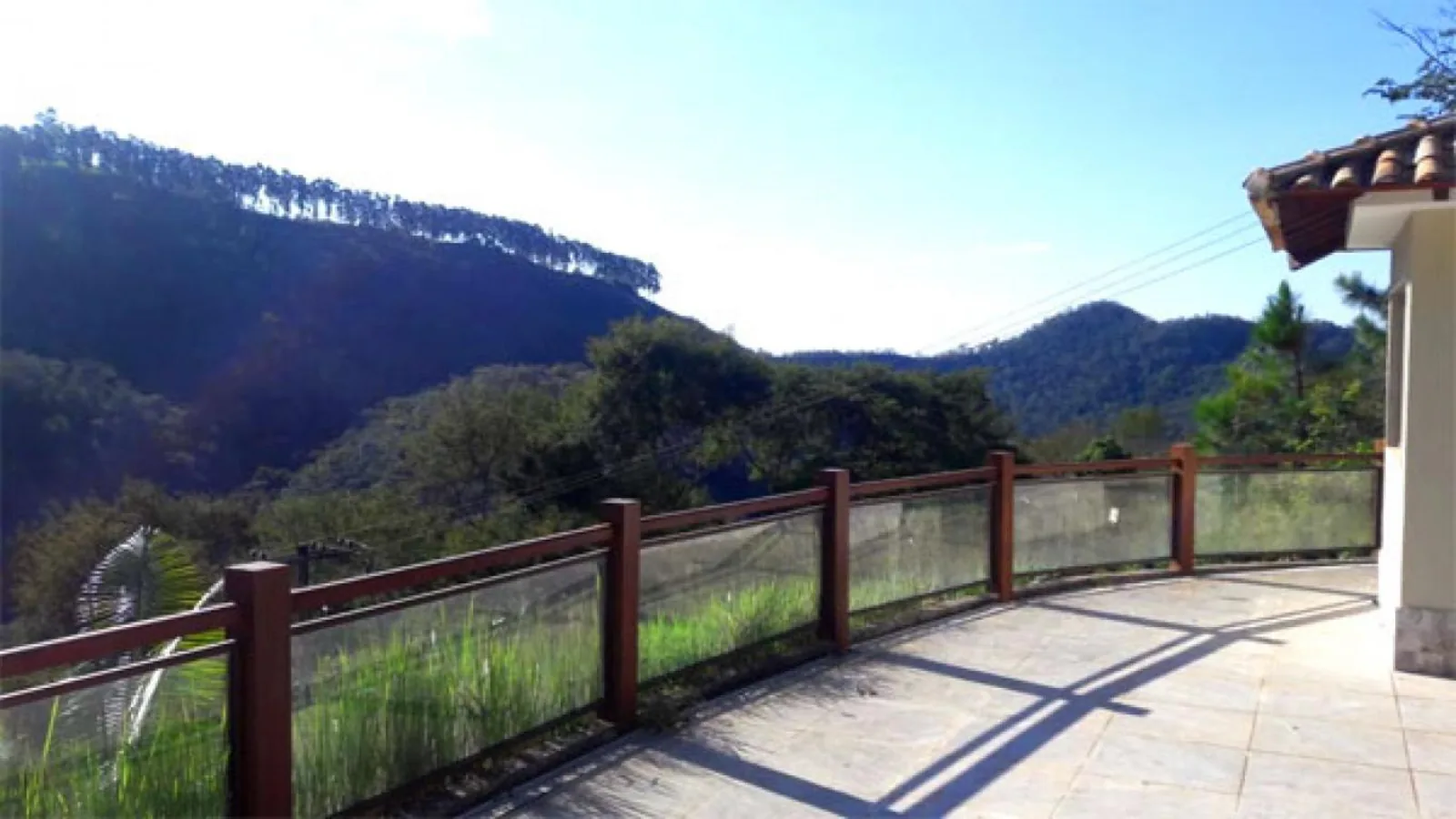 Belíssima casa com lareira e 2 suítes – venda em condomínio fechado (Região Serrana)      Vista para as montanhas, acabamentos de primeira qualidade e jardim. O refúgio dos seus sonhos.