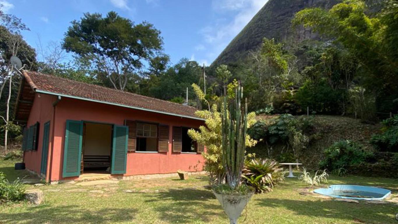 Casa à venda em Araras, Petrópolis - RJ.